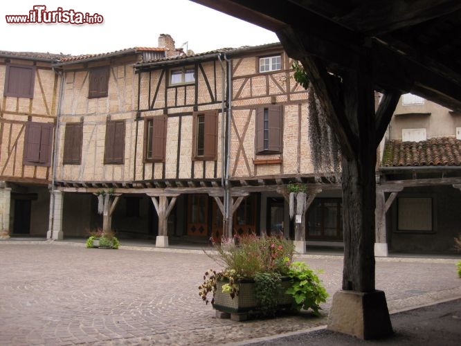 Immagine Antica piazza dentro il borgo di Lautrec, regione dei Midi-Prenei, Francia
