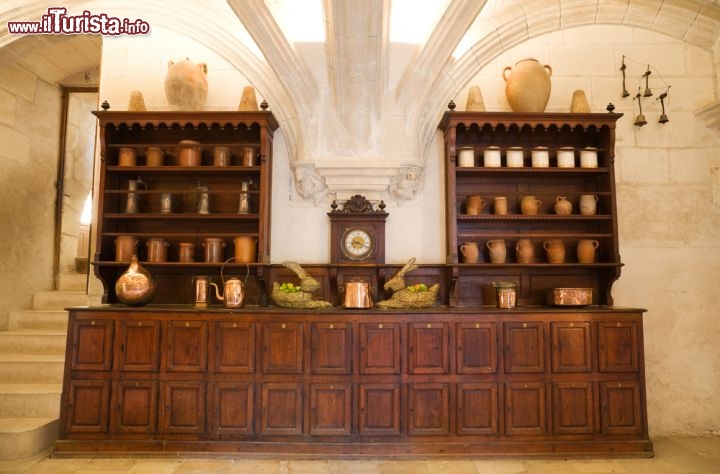 Immagine Antiche cucine all'interno del Castello di Chenonceau in Francia. La fortezza rinascimentale venne costruita a metà del 5° secolo, ma fu il secolo seguente che prese le forme attuali, grazie alla gestione di Diana di Poitiers e diCaterina de'Medici - © Jose Ignacio Soto / Shutterstock.com