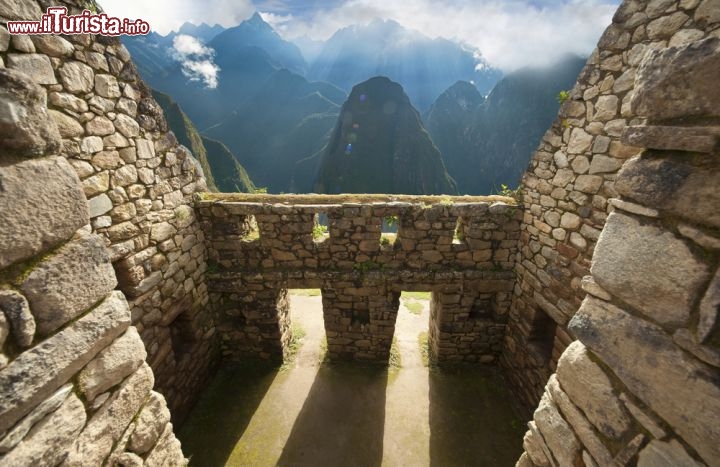 Immagine Antiche mura di Machu Picchu, Perù - Le mura di Machu Picchu sono state costruite unendo le pietre le une alle altre senza utilizzare cemento o altri materiali per incollare. Proprio da questo particolare metodo di edificazione sono nate alcune leggende fra cui il mito di Kak'aqllu, un uccello in grado di ammorbidire le pietre e quella de "Il pito" altro volatile che utilizzava dell'erba rossa in grado di dissolvere i massi. Strofinandosi il becco con l'erba magica sulle rocce per costruirsi il nido avrebbe ammobidito il granito rendendolo più facilmente modellabile - © Jerome Stubbs / Shutterstock.com