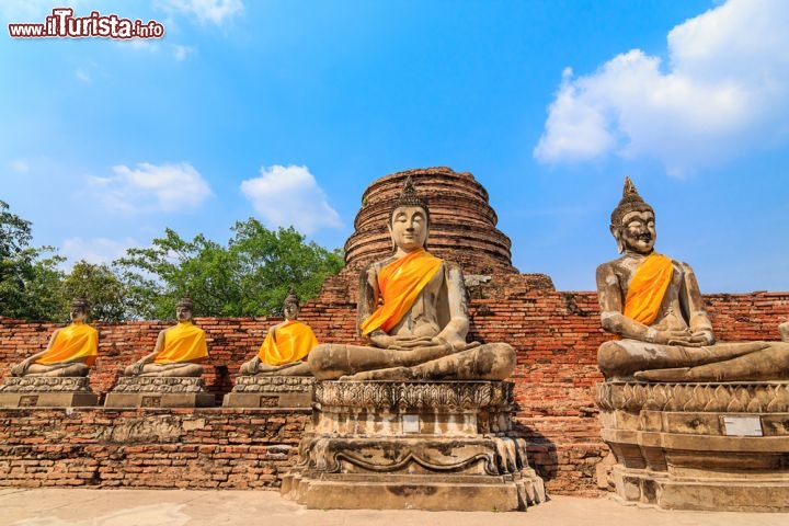 Immagine Antiche statue presso il Wat Yai Chai Mongkol in Ayutthaya, Thailandia - © Mr.Reborn55 / Shutterstock.com