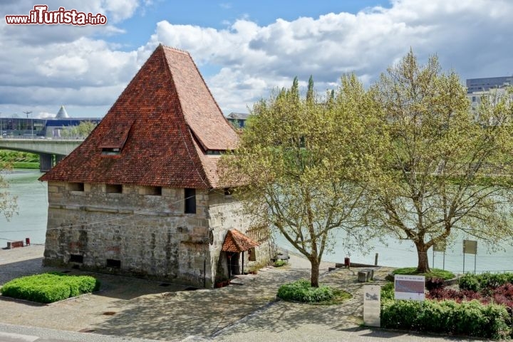 Immagine Antico palazzo in via Usnjarska, Maribor - Questa località della Stiria slovena, come tante altre del paese, vanta una forte tradizione secolare legata alla coltivazione della vite. Sia in città che nei dintorni si incontrano suggestive colline vinicole e caratteristiche fattorie dove si possono acquistare ottimi bianchi oltre al famoso Mariborcan che piace agli intenditori per la sua moderata presenza di alcool e la buona ricchezza di acidità. In questa immagine, un antico palazzo in via Usnjarska trasformato in enoteca © Mino Surkala / Shutterstock.com