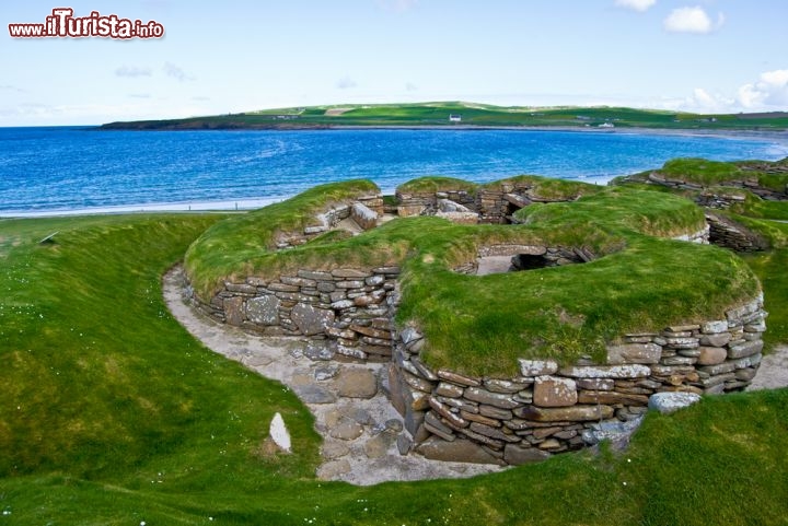 Immagine Lìantico villaggio neolitico di Skara Brae, uno dei quattro elementi del Patrimonio dell'Umanità dell'UNESCO alle isole Orcadi in Scozia - © Jule_Berlin / Shutterstock.com