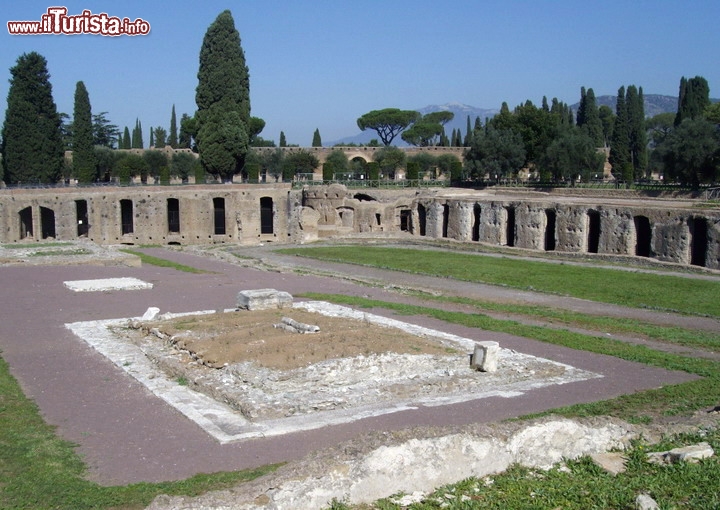 Immagine L'Antinoeion di Villa Adriana a Tivoli, Lazio. Dedicato al culto di Antinoo, all'interno di questo complesso sono stati rinvenuti frammenti di statue in marmo nero relative a divinità egizie - © "Antinoeion8". Tramite Wikipedia.