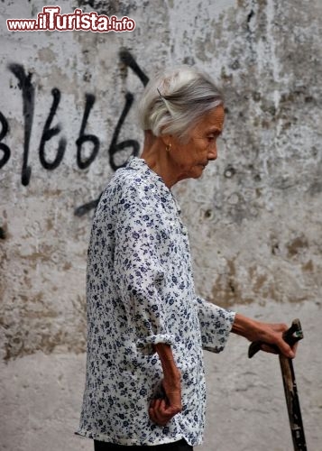 Immagine Anziana cinese a passeggio per le vie di Tongli in Cina