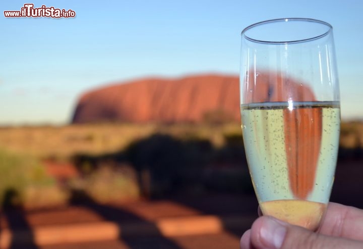 Immagine Aperitivo ad Ayers Rock, in Australia - Il momento del tramonto ad Uluru è sicuramente uno dei più attesi da ogni viaggiatore. E' usanza consolidata gustare un fresco e piacevole aperitivo mentre si contempla la montagna sacra cambiare di colore, durante le varie fasi che dal tramonto conducono al crepuscolo