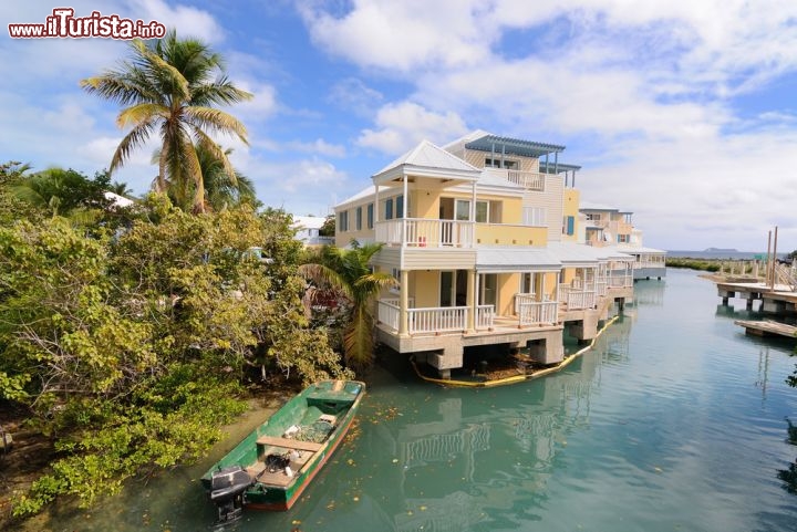 Immagine Appartamenti da affittare di un residence sulle rive di un fiume a Tortola, Isole Vergini Britanniche - © SeanPavonePhoto / Shutterstock.com