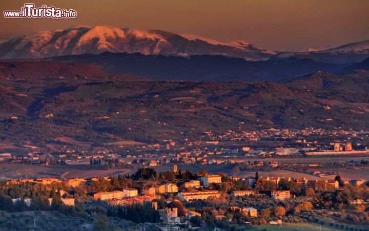 Immagine Appennino al tramonto in inverno, visto da Perugia