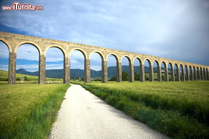 Immagine L'acquedotto romano nei pressi di Pamplona, Spagna, nella regione della Navarra - © Quintanilla / Shutterstock.com