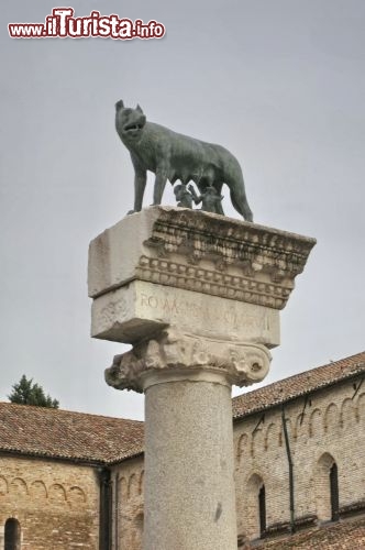 Immagine Aquileia: la lupa con Romolo e Remo vicino alla Basilica di Santa Maria Assunta