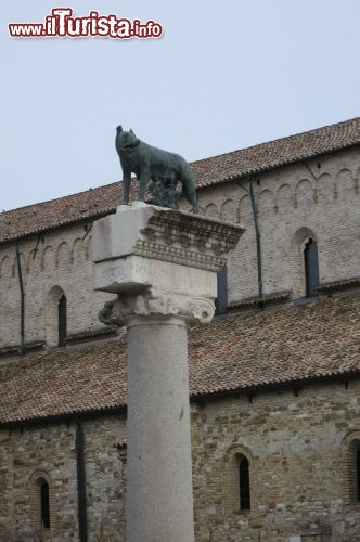 Immagine La lupa simbolo di Roma, a fianco della Basilica  di Aquileia, Santa Maria Assunta