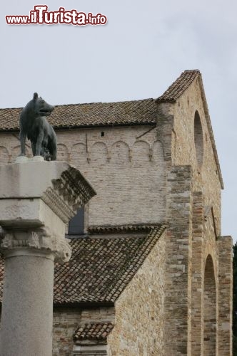 Immagine Aquileia Basilica di Santa Maria Assunta, la colonna con la lupa di Roma