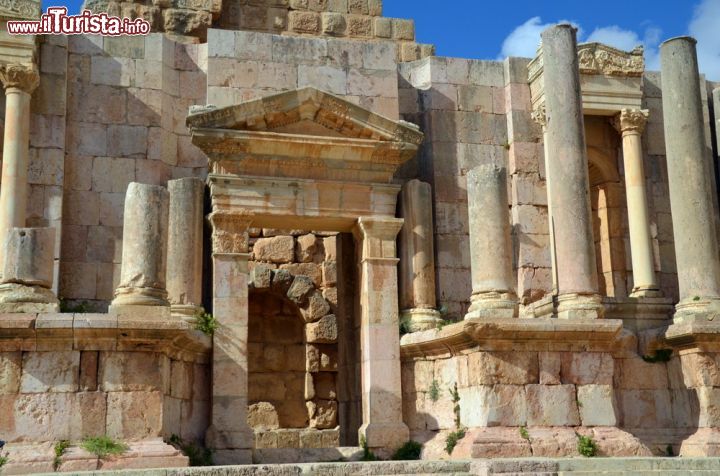 Immagine Archeologia a Jerash: particolare delle rovine di Gerasa, la città della Decapolis romana, nel nord dell'attuale Giordania