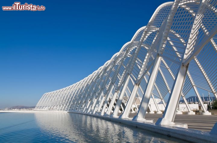 Immagine Archi presso il nuovo Stadio Olimpico di Atene, in Grecia. Venne completamente rinnovato nel 2004 in occasione dei giochi della 28a olimpiade. Il suo nome ufficale è Olympiakó Stádio Spyros Louis, dedicato al primo vincitore (greco) di una maratona olimpica nell'era moderna, nel 1896. Le architetture avveniristiche del complesso, chiamato OAKA si devono all'architetto spagnolo, Santiago Calatrava   - © Nick Pavlakis / Shutterstock.com