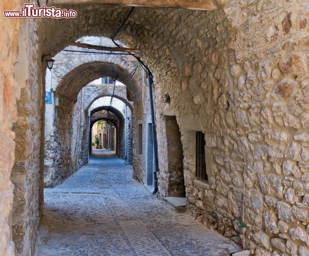 Immagine Una strada medievale nel villaggio di Mesta, sull'isola di Chio, in Grecia. Mesta si trova nella parte sud-occidentale dell'isola - detta Masticochoria per la produzione di mastice dalla pianta del lentisco - ed è un'incantevole cittadella che venne fortificata per la prima volta durante la dominazione bizantina, verso la fine del 600, quando era necessario proteggersi dai frequenti attacchi dei pirati - © Steliost / Shutterstock.com