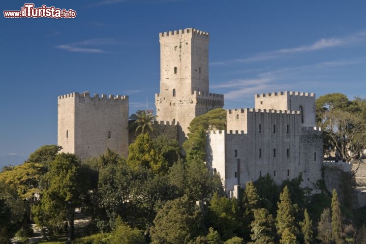 Immagine Il borgo di Erice (Trapani), abbarbicato in cima all'omonimo monte, è inconfondibile per le sue architetture normanne quattrocentesche situate poco fuori dall'abitato, in posizione panoramica - © Pawel Kowalczyk / Shutterstock.com