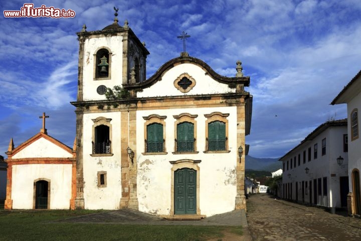 Immagine Architettura coloniale in Brasile: la Chiesa di Santa Rita a Paraty, nello stato di Rio de Janeiro - © Luiz Rocha / Shutterstock.com