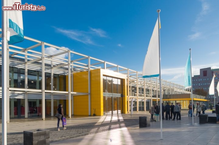 Immagine Architettura moderna a Zwolle: si tratta di una scuola della città del nord dell'Olanda - © hans engbers / Shutterstock.com