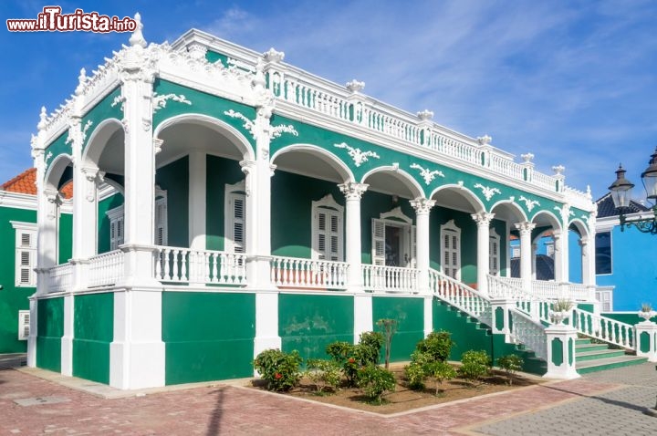 Immagine Architettura storica nel centro di Willemstad, la capitale di Curacao, Patrimonio dell'Umanità dell'UNESCO - © Gail Johnson / Shutterstock.com