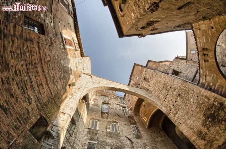 Immagine Architetture e geometrie tra archi e pareti di plazzi, nel centro storico di Perugia (Umbria) - © gagliardifoto / Shutterstock.com