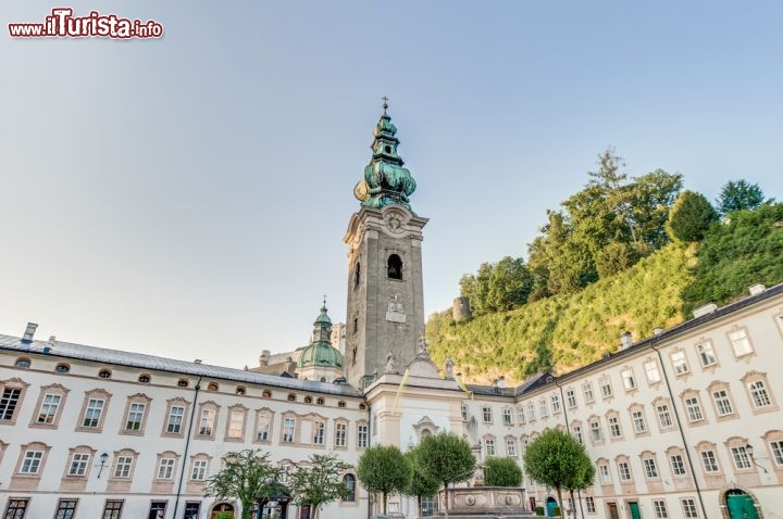 Immagine Arciabbazia di San Pietro a Salisburgo: è uno dei monasteri benedettini più antichi delle regioni germaniche. Venne fondato nel 696 da San Ruperto. L'edificio romanico che vediamo fu eretto nel XIII° secolo. Contiene una vasta libreria, la più antica d'Austria con oltre 100.000 volumi - © Anibal Trejo / Shutterstock.com
