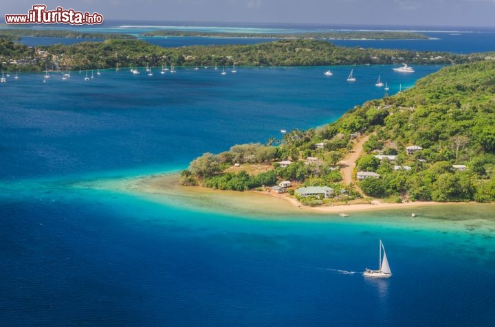 Immagine Arcipelgago di Tonga: laguna e spiaggia fotografate da un tour in elicottero - © Michal Durinik / Shutterstock.com