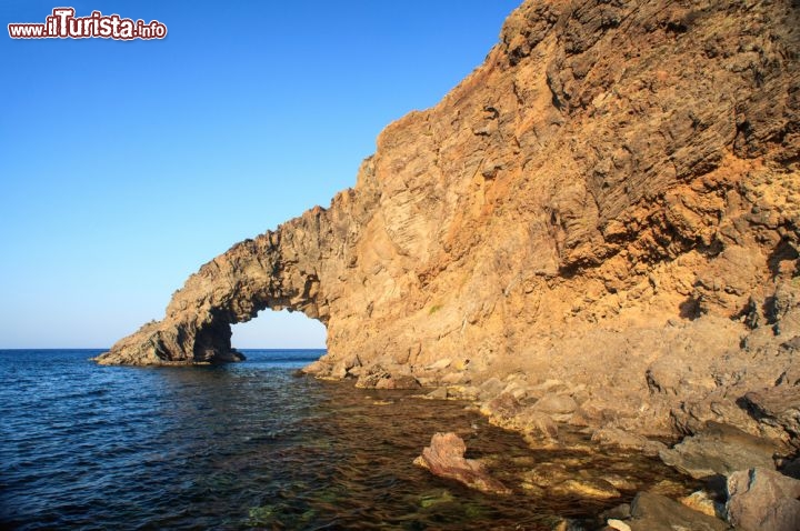 Immagine L'Arco dell'Elefante, è una delle attrazioni più fotografate delle coste di Pantelleria. Si trova ad Est di Tracino - © bepsy / shutterstock.com