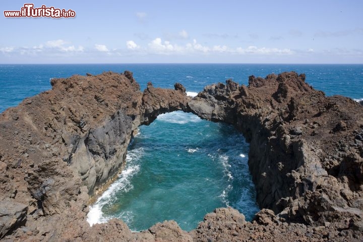 Immagine L'Arco de la Tosca, pittoresco connubio tra le scure tonalità della roccia vulcanica e l'azzurro dell'oceano. Canarie, Spagna - © Oliver Hoffmann / Shutterstock.com