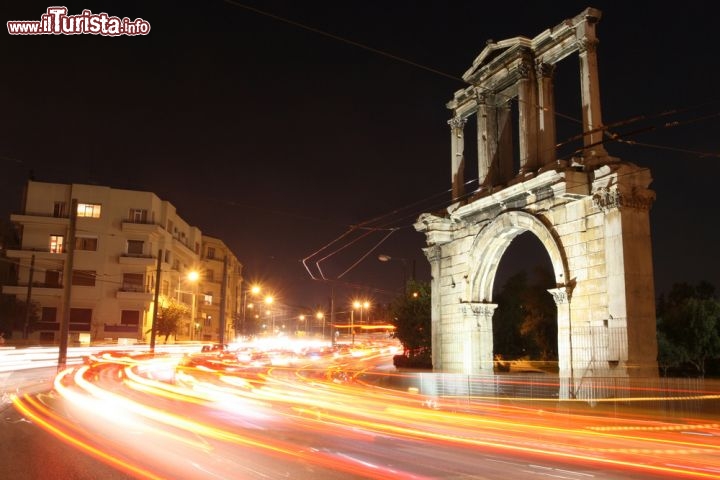 Immagine L'Arco di Adriano ad Atene (Grecia) visto "by night", con foto a lunga esposizione. Fu probabilmente eretto per rendere onore all'Imperatore romano Adriano. Il marmo della costruzione proviene dal monte Pentelikon, dalla cava utilizzata per i principali monumenti ateniesi. Venne eretto su di una antica strada che collegava il centro di Atene con il Tempio di Zeus Olimpio - © Galina Mikhalishina / Shutterstock.com