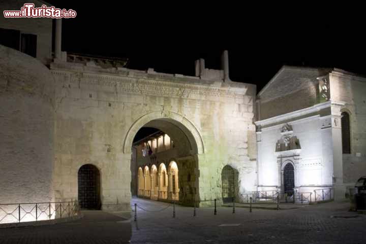 Immagine L'Arco di Augusto a Fano illuminato in modo suggestivo - © Nicola Romani - CC BY-SA 3.0 -Wikimedia Commons.