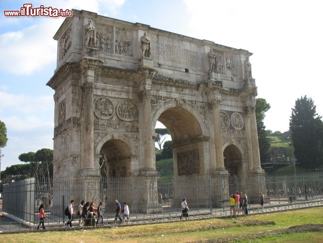 Immagine L'Arco di Costantino di Roma, vicino al Colosseo, è un arco trionfale imponente, alto 21 m e largo 26. Eretto in onore della vittoria Imperiale contro Massenzio nella Battaglia di Ponte Milvio, fu inaugurato nel 315 o nel 325 d.C. Per la ricchezza di iscrizioni e decorazioni presenti sulla superficie si può considerare una sorta di museo concentrato, pieno di testimonianze sull'Età Imperiale.