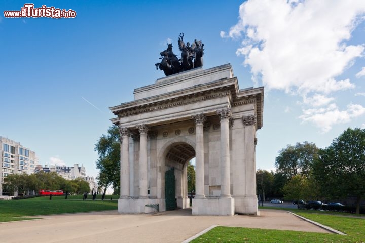 Immagine Arco di Wellington, l'Aka Constitution Arch, di Hyde Park a Londra, Inghilterra. Assieme al limitrofo Marble Arch, fu commissionato nel 1825 da re Giorgio IV° per celebrare le vittorie britanniche durante le guerre napoleoniche - © Ferenz / Shutterstock.com