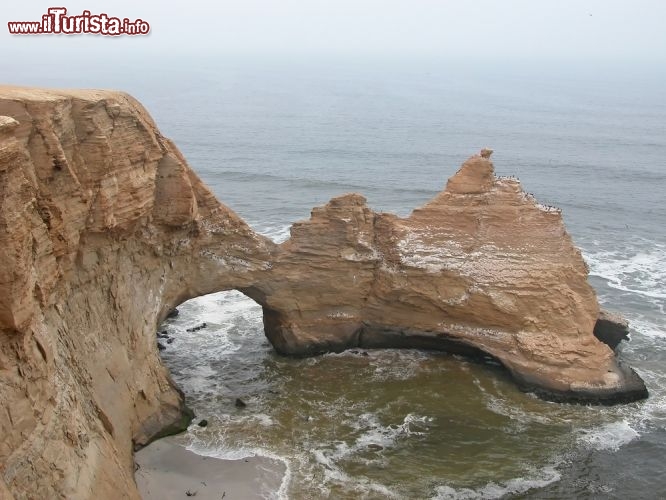 Immagine Arco di roccia lungo la costa di Paracas, nel sud del Perù - © Rich Lindie / Shutterstock.com