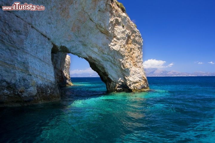 Immagine Arco di rocce, in prossimità delle Grotte di Keri, conosciute come le Grotte Blu o Azzurre di Zacinto, che si tuffa in mare lungo la costa sud-occidentale di Zante, in Grecia - © Jiri Vavricka / Shutterstock.com