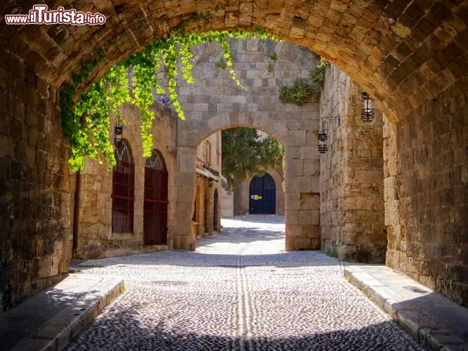 Immagine Arco medievale nel centro storico di Rodi, Grecia - Scorcio panoramico del centro storico di Rodi visto attraverso un bell'arco di epoca medievale © Birute Vijeikien / Shutterstock.com