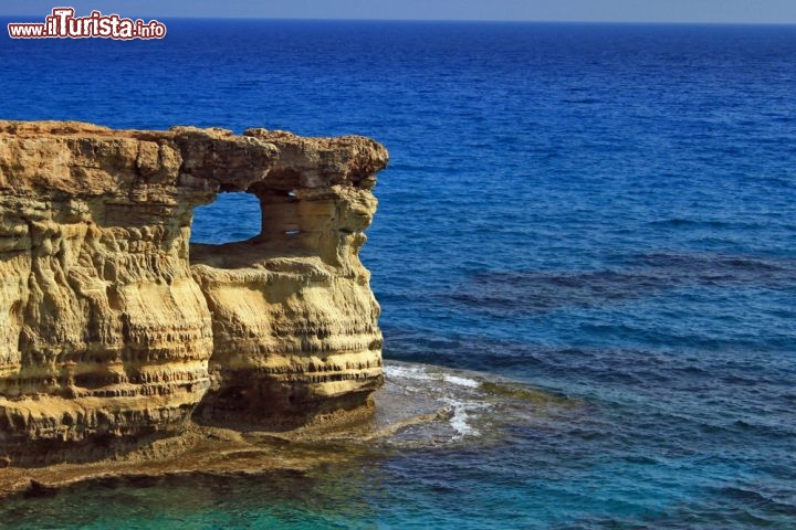 Immagine Arco tra le rocce a Aya Napa Cipro - © Jelena Aloskina / Shutterstock.com