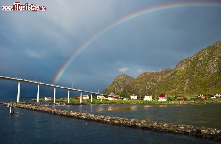 Immagine Anche ad Alesund, nella regione dei fiordi della Norvegia, dopo un temporale capita di vedere un bellissimo arcobaleno che sembra congiungere la terra, l'acqua e il cielo - © Sergei25 / Shutterstock.com