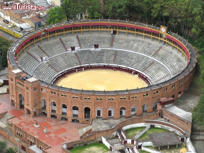 Immagine La Plaza de Toros de Santamarìa a Bogotà, Colombia. Da quando la corrida è stata bandita, nel giugno 2012, l'arena è stata trasformata in un centro culturale ed educativo  - © juan carlos tinjaca / Shutterstock.com
