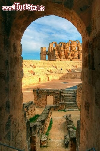 Immagine Arena di Thysdrus, ovvero l'anfiteatro di El Jem in Tunisia, cetto anche il Colosseo del nord Africa - © Marcin Sylwia Ciesielski / Shutterstock.com