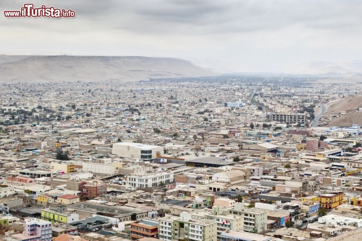 Immagine Arica vista aerea dalla celebre Morro Rock, che permette il panorama completo della città piu a nord del Cile - © Israel Hervas Bengochea / Shutterstock.com