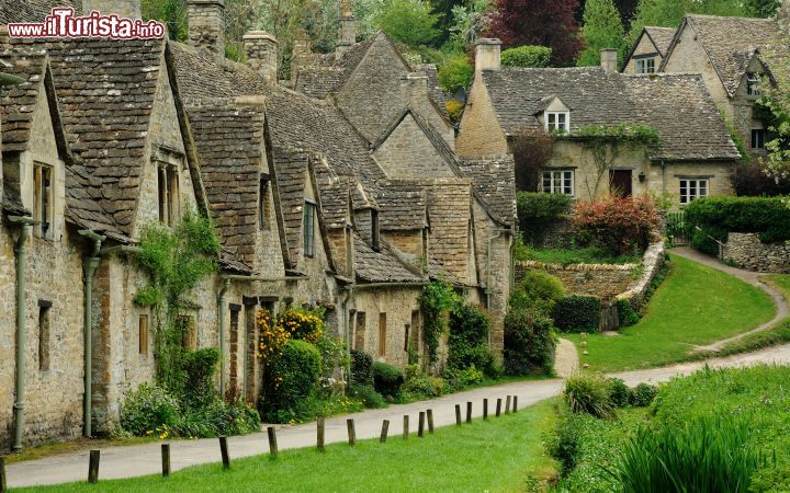 Immagine Arlington Row a Bibury, Inghilterra - Uno scorcio di Arlington Row, una delle vie più fotografate d'Inghilterra dove l'uno a fianco dell'altro sono schierati dei cottage in pietra risalenti al XIV° secolo quando vennero costruiti come ovili. Successivamente, nel XVII° secolo divennero dimora dei tessitori della zona.