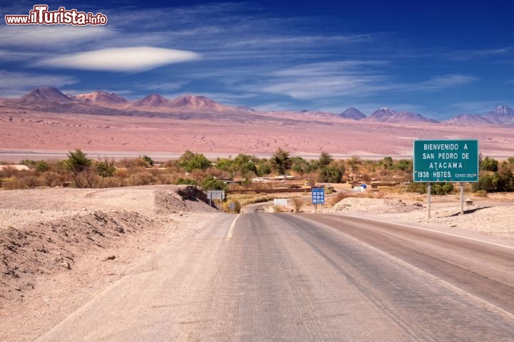 Immagine L'arrivo a San Pedro Atacama proveniendo da Antofagasta. Ci troviamo in una delle zone più aride delle Ande e del mondo, nel nord del Cile - © Nataliya Hora / Shutterstock.com