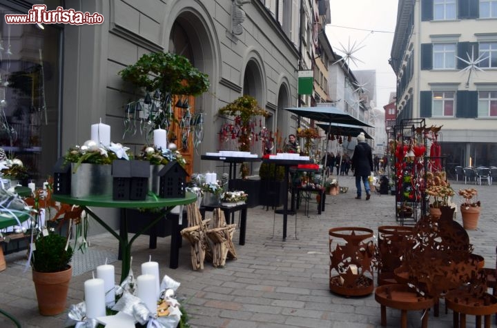 Immagine Bancarelle di artigianato durante l'Avvento a San Gallo (Svizzera)
