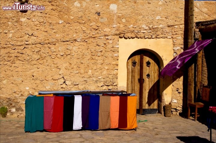 Immagine Artigianato berbero e vendita di vestiti e souvenire presso l'oasi di Tamerza in Tunisia - © lkpro / Shutterstock.com
