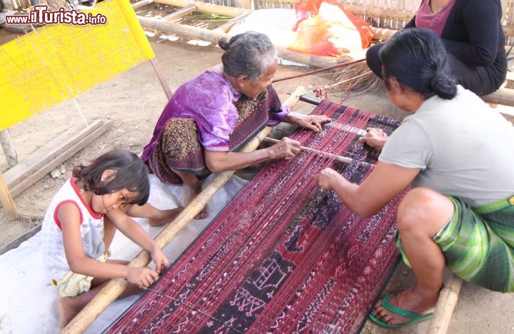 Immagine Artigiani al lavoro sull'isola di  Flores in Indonesia - © TK Kurikawa / Shutterstock.com