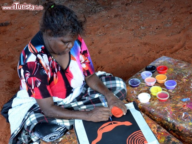 Immagine Artista aborigeno presso il Centro Culturale di Uluru (Ayers Rock) in Australia - Presso il Centro Culturale è possibile dipingere assieme agli artisti aborigeni, imparare la loro simbologia, e provare ad utilizzare la loro particolare tecnica a puntini colorati