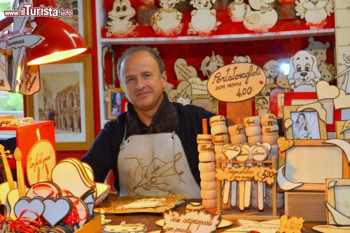Immagine Artista con pirografo per legno presso il Villaggio di Natale Flover a  Bussolengo (VR)