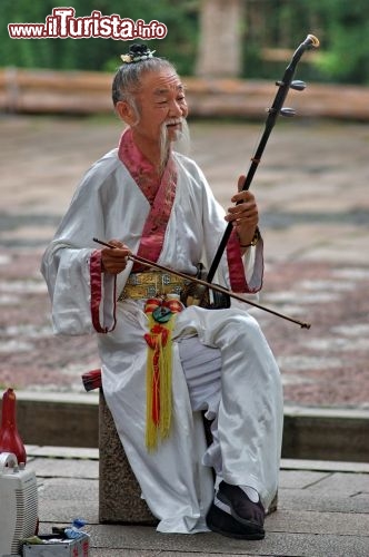 Immagine Artista di stradasi esibisce nella piazza di Tongli (Cina)