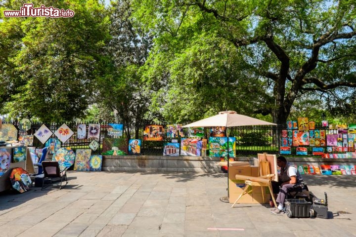 Immagine Artisti di strada a Jackson Square, New Orleans - Disegnata dall'architetto paesaggista Louis H. Pilié, Jackson Square è una delle più importanti piazze della città dichiarata monumento nazionale storico nel 1960. Frequentata da pittori e artisti di strada che vi espongono le proprie opere d'arte, è uno dei luoghi più visitati dai turisti che ne apprezzano soprattutto l'interessante atmosfera e il fermento culturale - © Fotoluminate LLC / Shutterstock.com