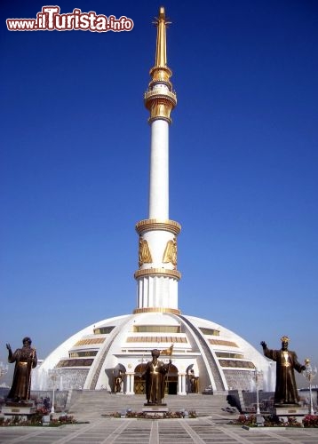 Immagine Ashgabat monumento Indipendenza Turkmenistan - Foto di Giulio Badini / I Viaggi di Maurizio Levi