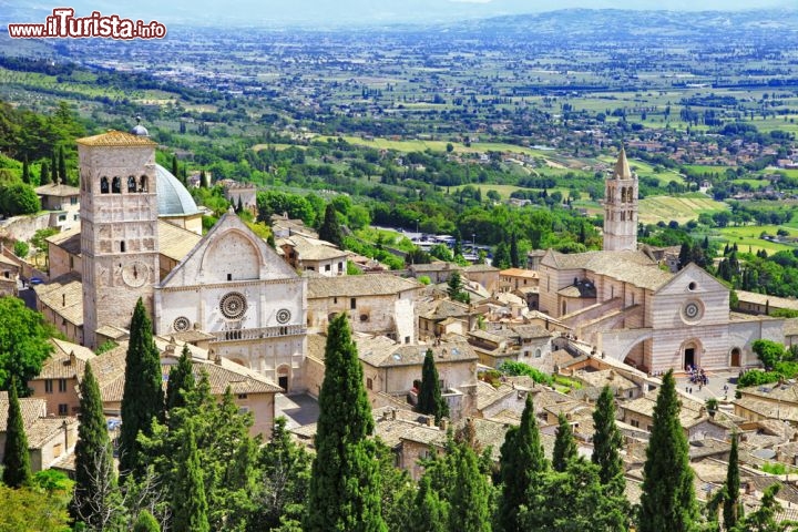 Immagine Assisi dall'alto con a destra Santa Chiara e a sinistra San Rufino. E' uno splendido scorcio panoramico quello fotografato in questa immagine che ritrae alcuni dei più suggestivi edifici religiosi della città che diede i natali a San Francesco - © leoks / Shutterstock.com